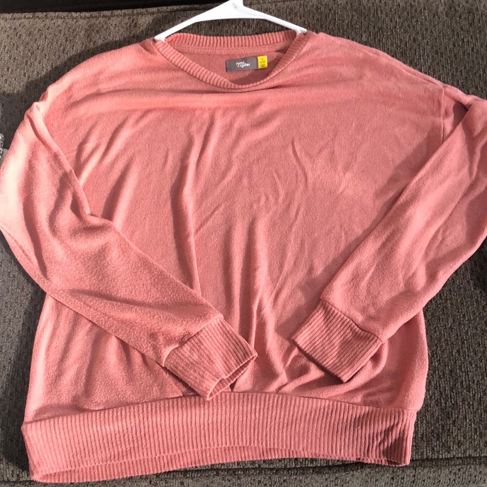 Mauve colored Rumi & Ryder sweater with ruching in front at bottom